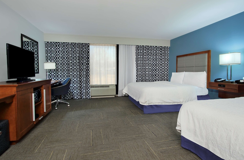 Room, 2 Queen Beds, Accessible, Bathtub photo 1
