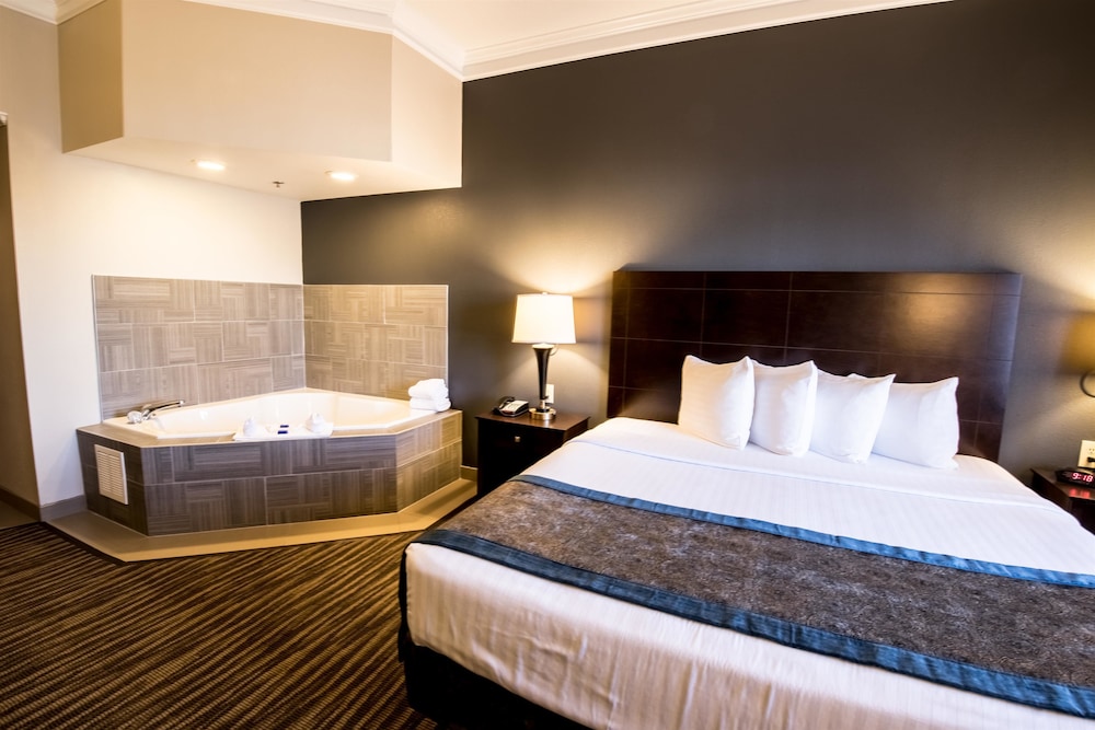 Suite, 1 King Bed, Non Smoking, Jetted Tub - Photo 1
