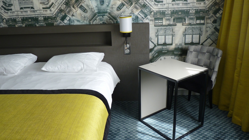 Suite with 1 double bed and twin beds - Photo 8