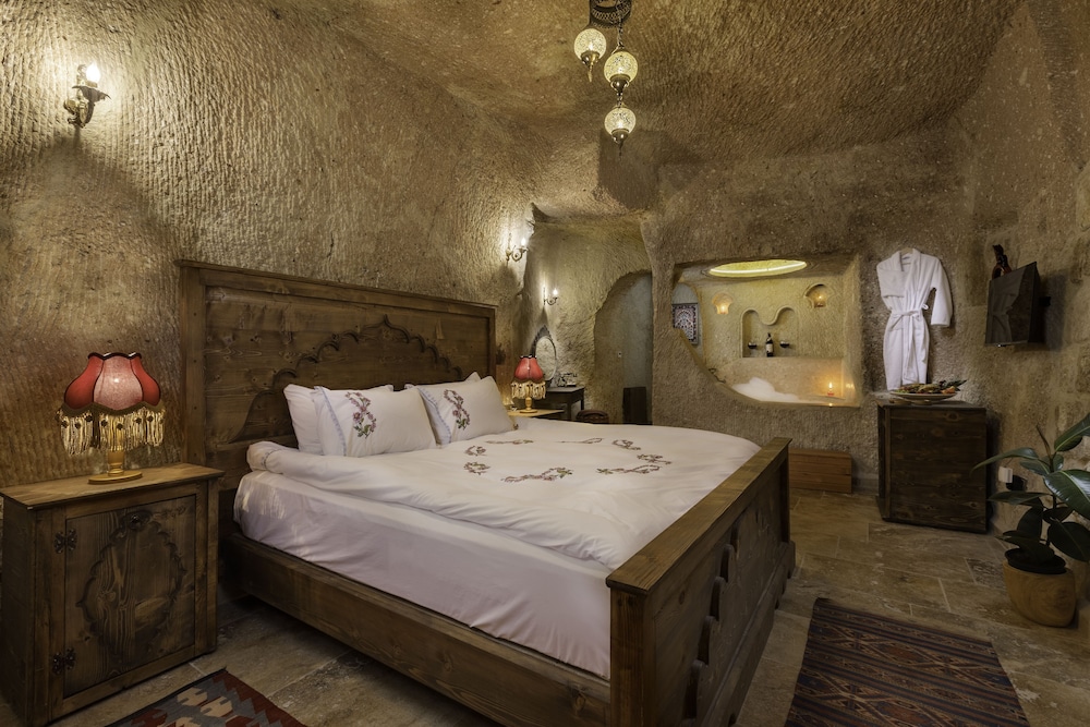 Superior Suite - Photo 17