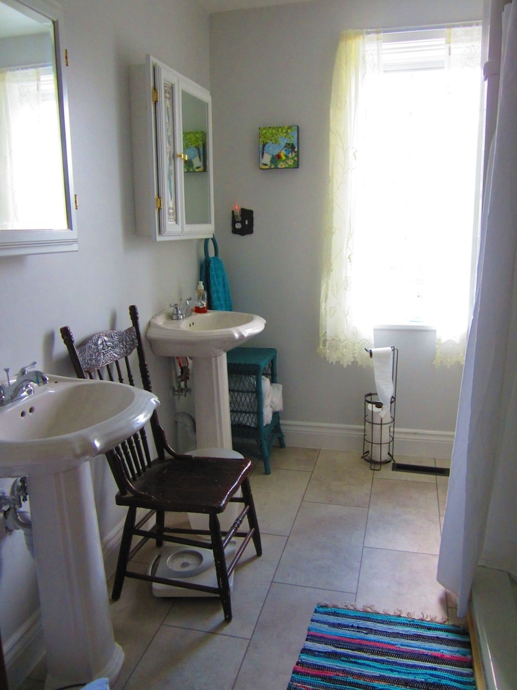 Standard Room, 1 Queen Bed, Shared Bathroom (Room 1) photo 2