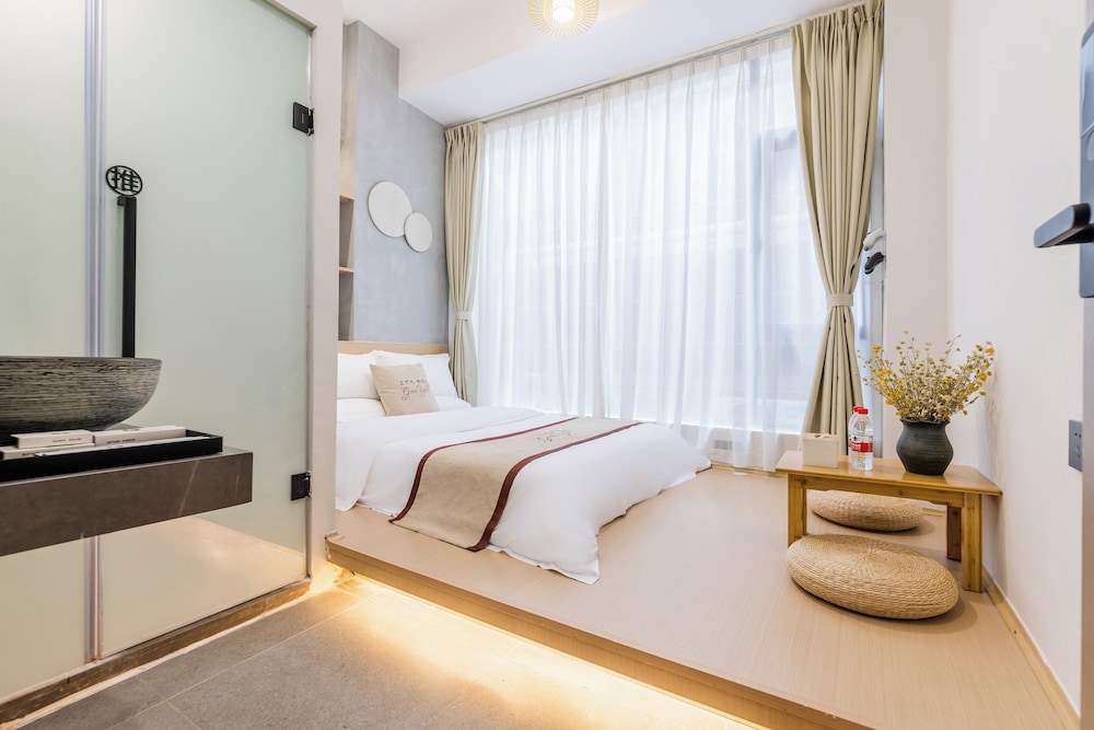 Tatami Queen Room (laser projector+standalone Wi-Fi+English-friendly)