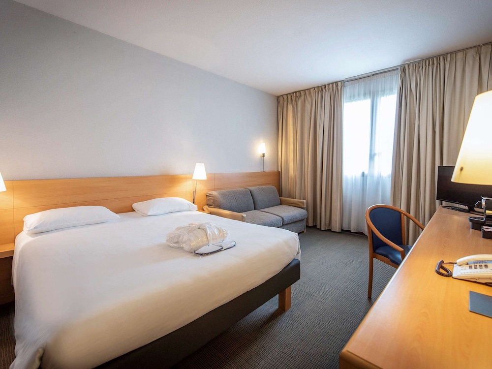 Executive Room, 1 Queen Bed with Sofa bed - Photo 1