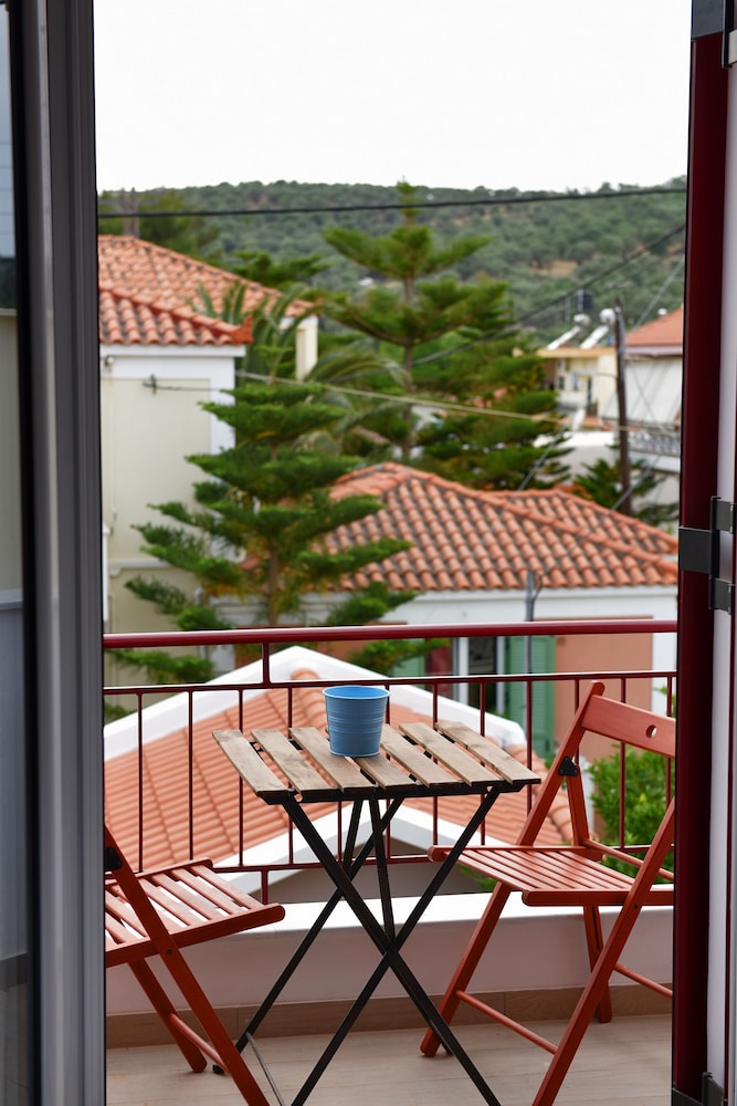 Basic Studio, 1 Double Bed, Kitchen, Courtyard View photo 3
