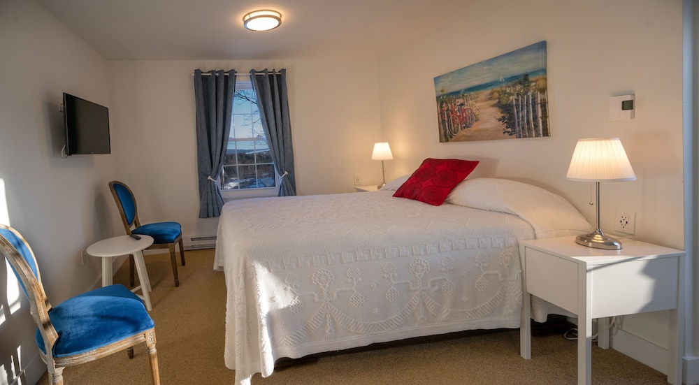 Room, 1 Queen Bed, Partial Sea View photo 3