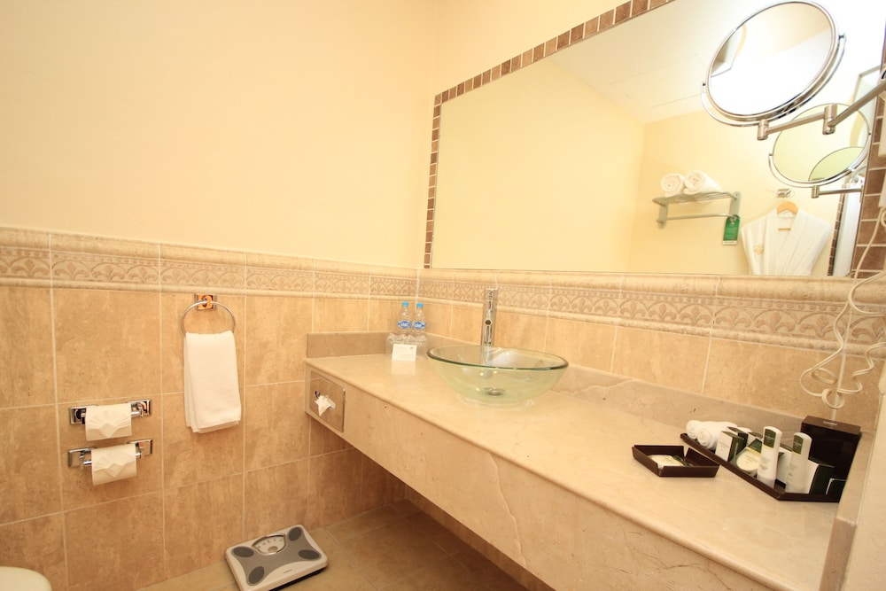 Suite - Photo 16