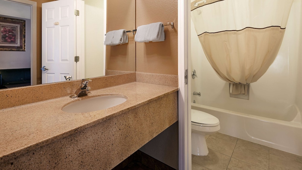 Suite, 2 Queen Beds, Non Smoking, Refrigerator & Microwave - Photo 4