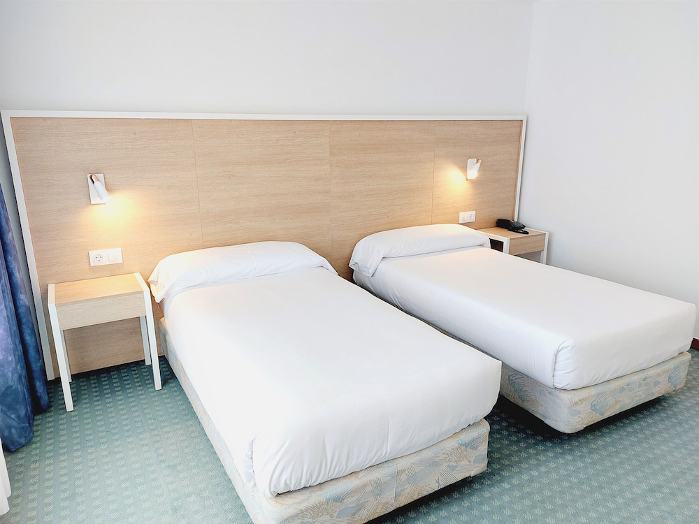Standard Twin Room - Photo 8