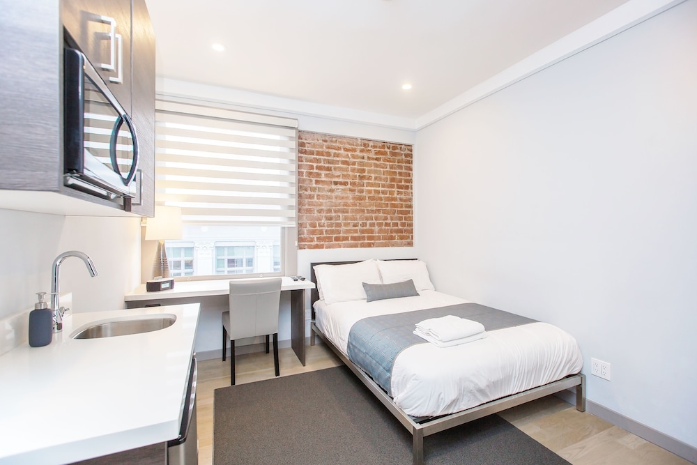 Signature Room, 1 Queen Bed, Kitchenette.. photo 2