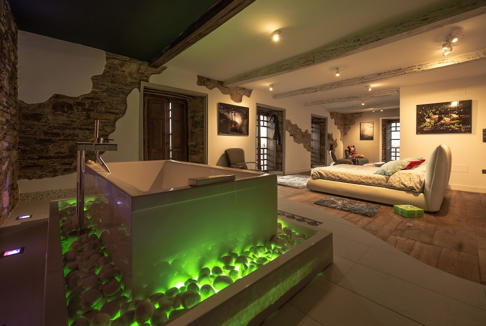 Suite, Bañera de hidromasaje (Sala de estar - O Cuarto dos Trasnos)