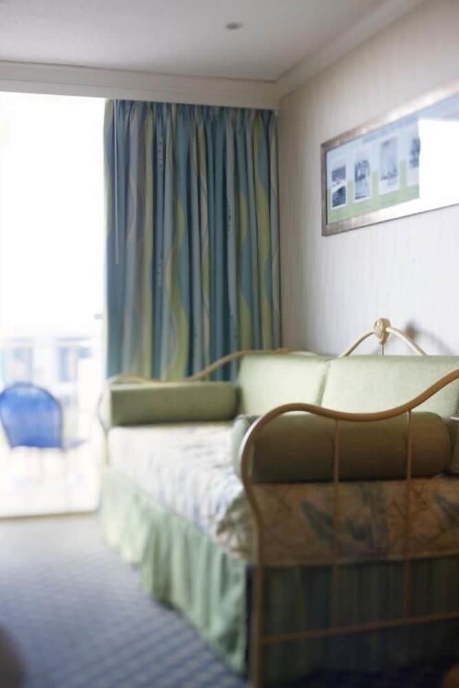 Deluxe Hotel Room with 2 Queen Beds and Day Bed