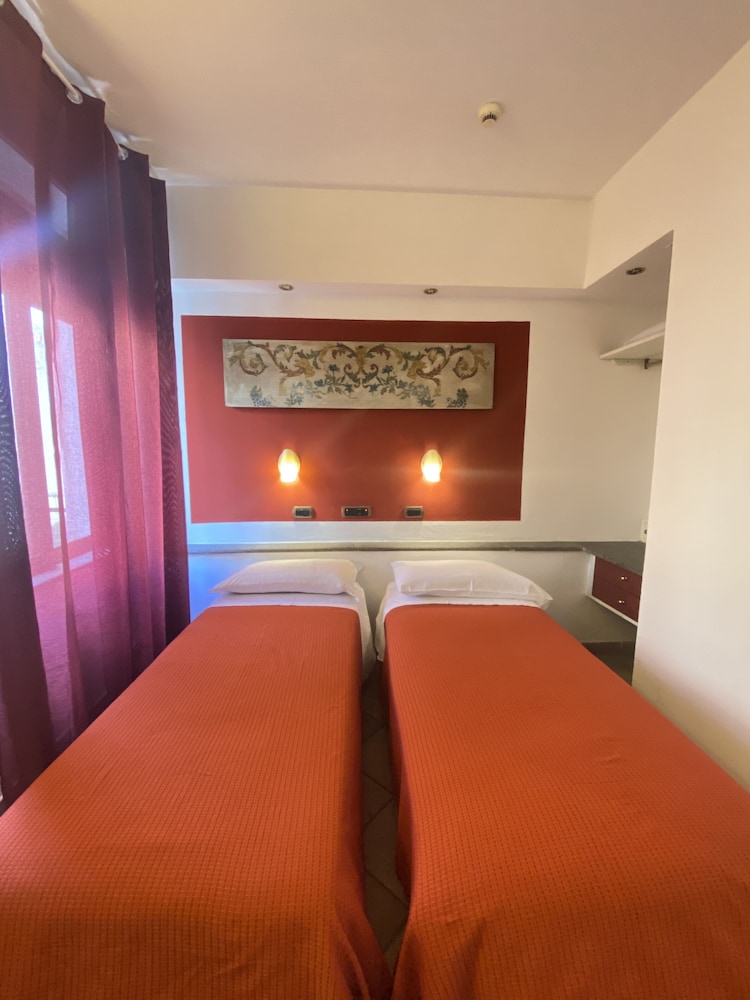 Standard Twin Room - Photo 1