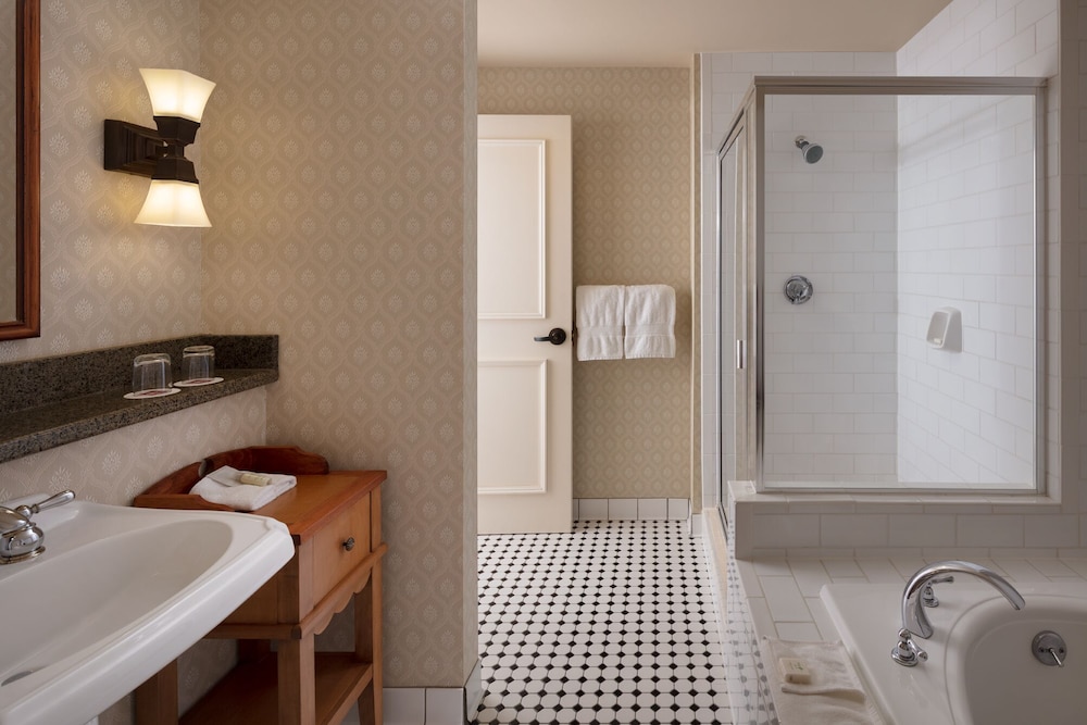 Romantic Room, 1 Bedroom, Jetted Tub, Courtyard View photo 3