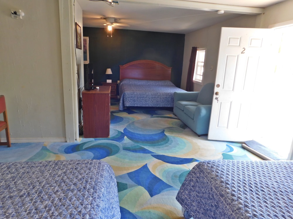 Triple Room, Multiple Beds, Smoking photo 3