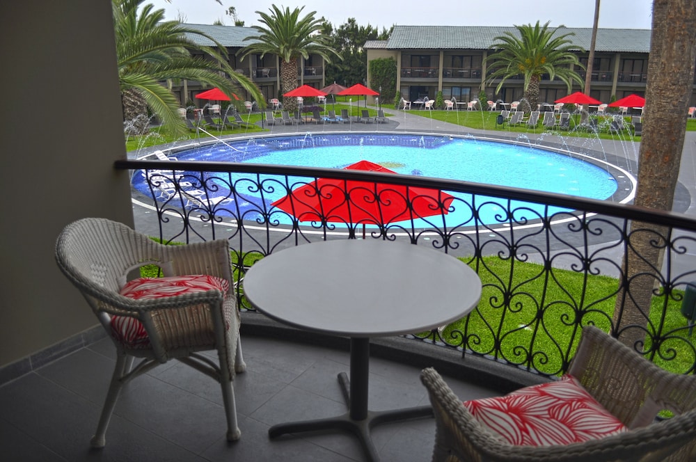 Superior Room, 2 Twin Beds, Non Smoking, Pool View - Photo 7
