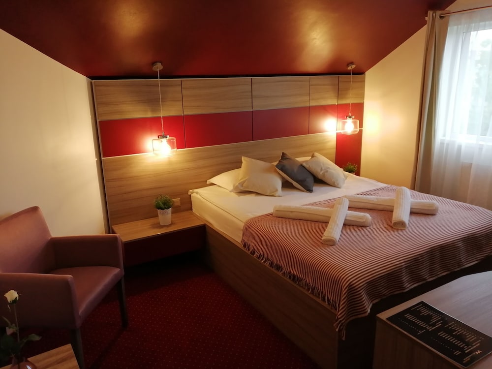Deluxe Double Room (Burgundy) photo 2