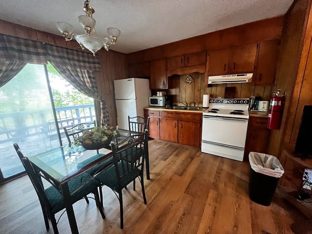 Comfort Cabin, 1 Queen Bed, River View photo 2