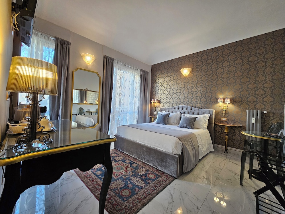 Deluxe Room, 1 Queen Bed, Private Bathroom