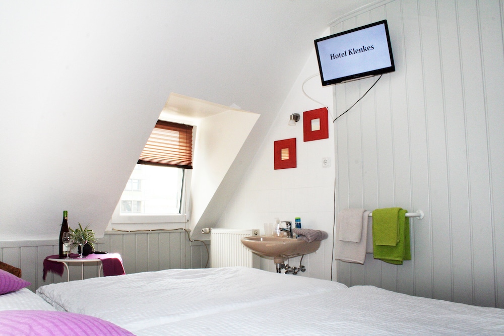 Basic Twin Room, Shared Bathroom photo 2