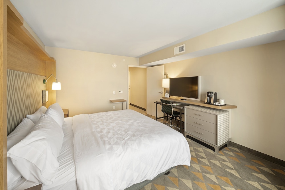 Suite, 1 King Bed, Accessible, Non Smoking (Communications) photo 3