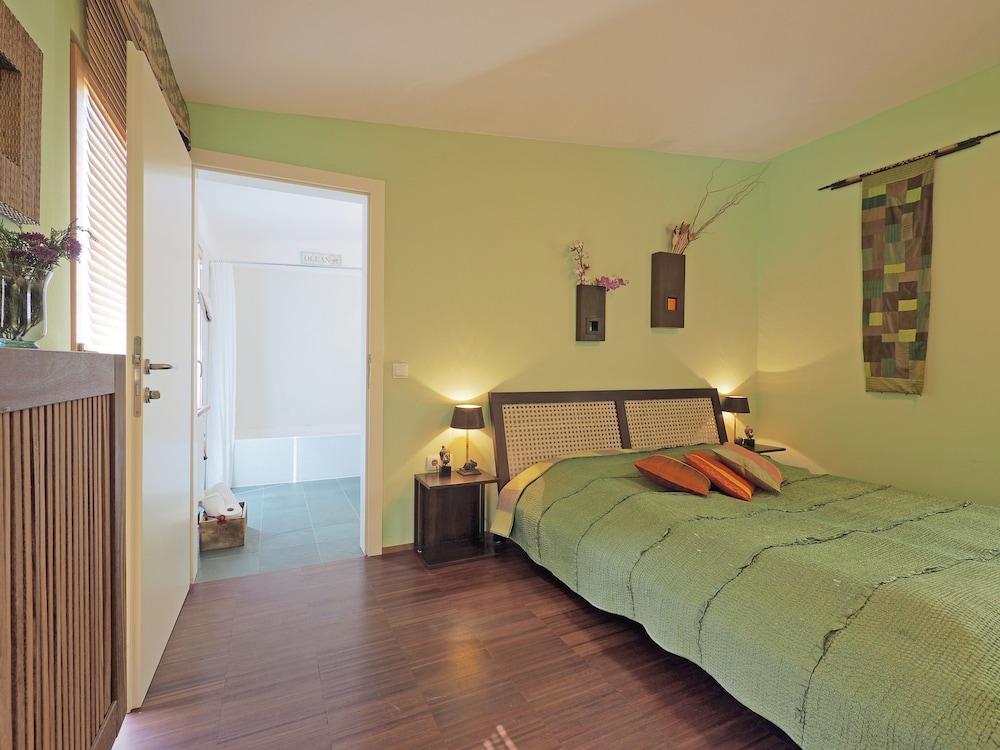 Design Room, 1 King Bed, Bathtub (Relaxation)