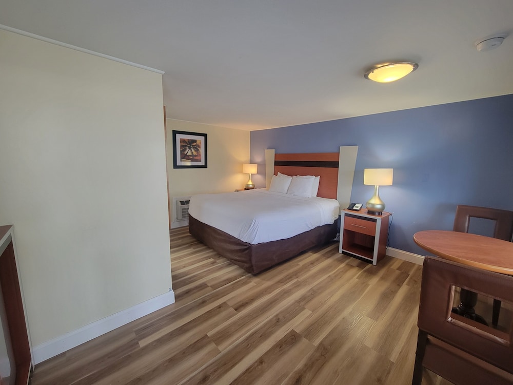 Room, 1 King Bed, Non Smoking - Photo 4