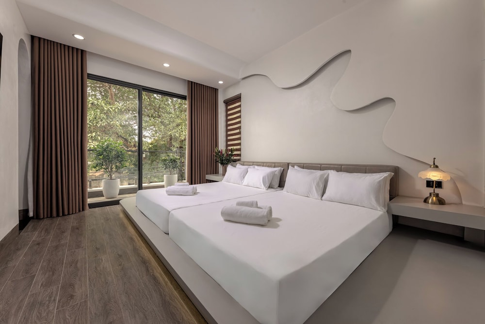 Deluxe Quadruple Room, Balcony photo 1