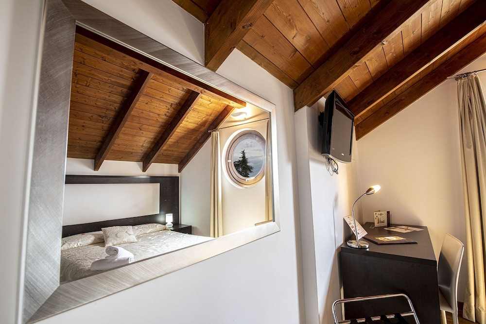 Classic Double Room Single Use photo 3