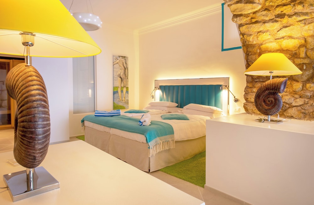 Exclusive Suite, 1 King Bed with Sofa bed, Annex Building photo 3
