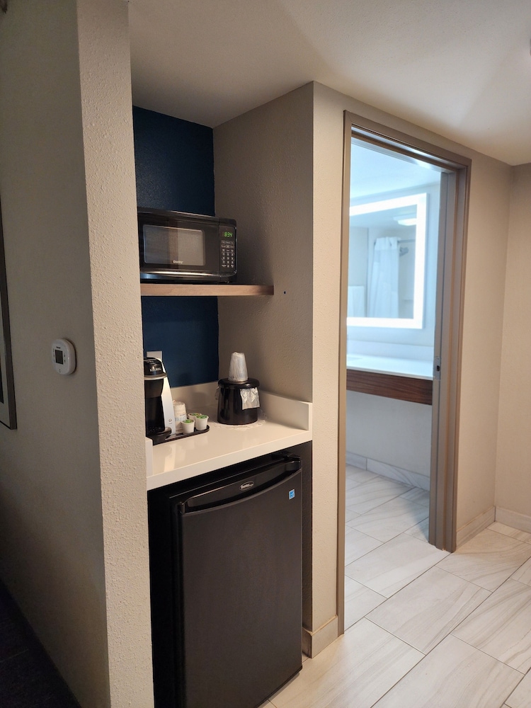 Standard Room, 2 Queen Beds, Microwave - Photo 2
