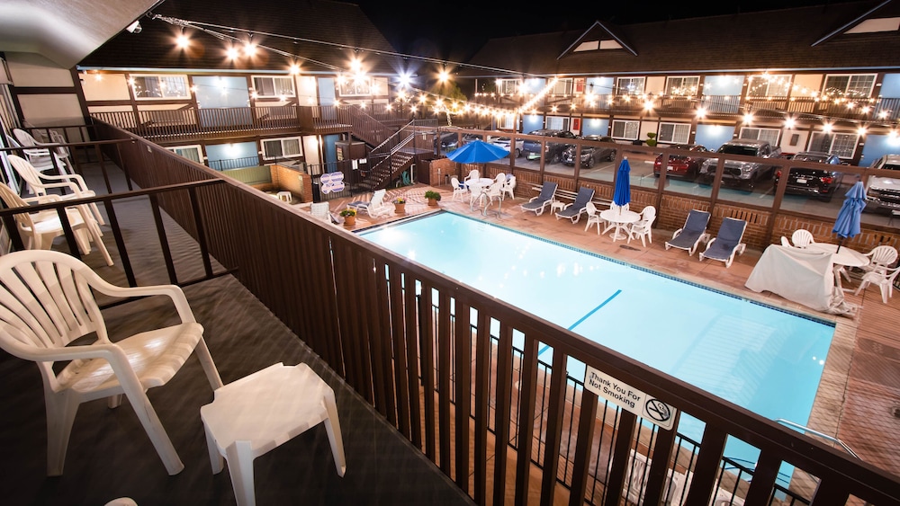 Signature Room, 1 King Bed Upstairs, Balcony (1 king bed nonsmoking) - Photo 3