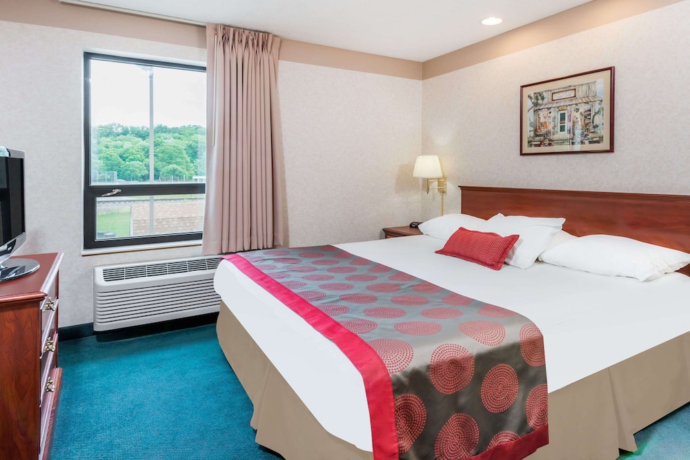 Suite, 1 King Bed - Photo 1