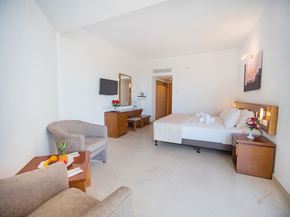 Standard Double or Twin Room, 1 Double or 2 Twin Beds, Balcony, Partial Sea View - Photo 2