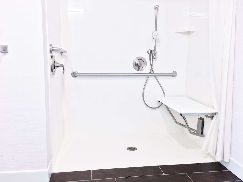 Suite, 1 King Bed, Refrigerator & Microwave (Shower) - Photo 5