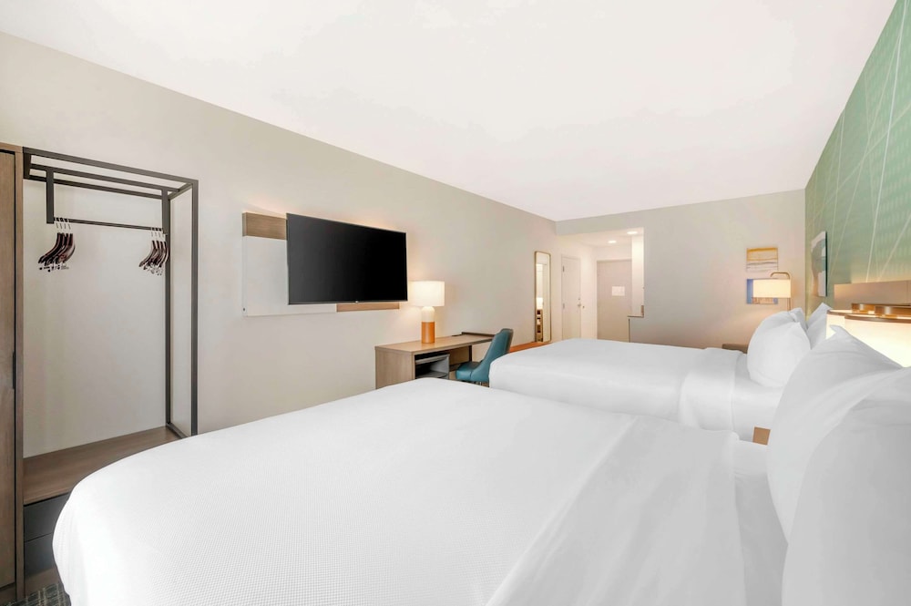 Suite, Accessible, Non Smoking (2 Queen Beds & 1 Sofa Bed) - Photo 3