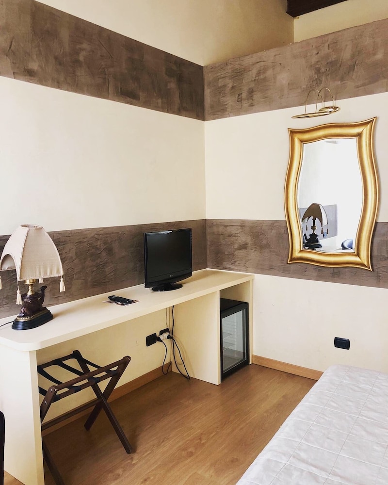 Standard Double Room - Photo 14