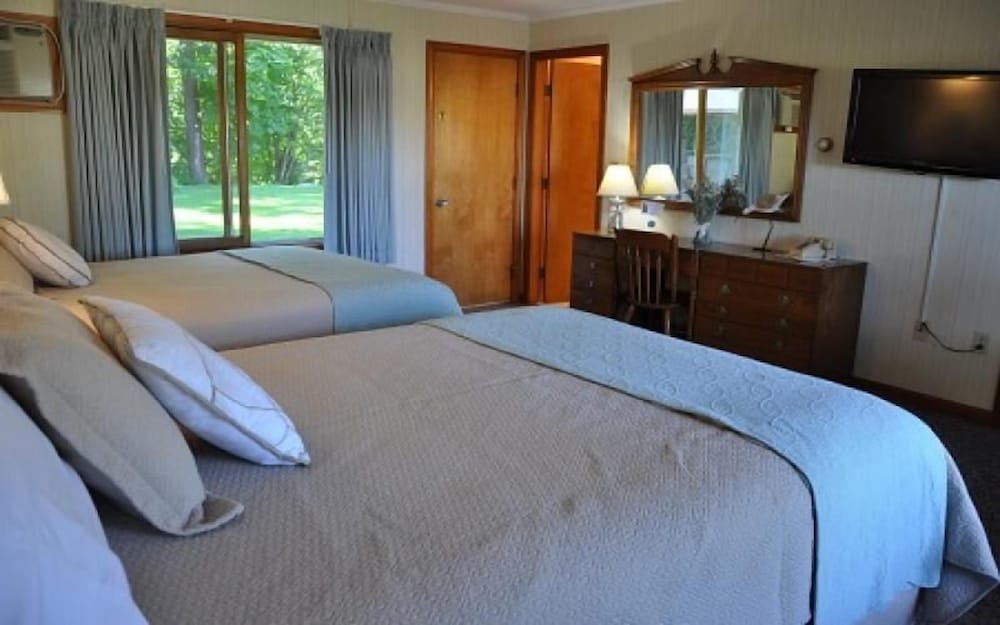 Deluxe Room, 2 Queen Beds with Kitchenette