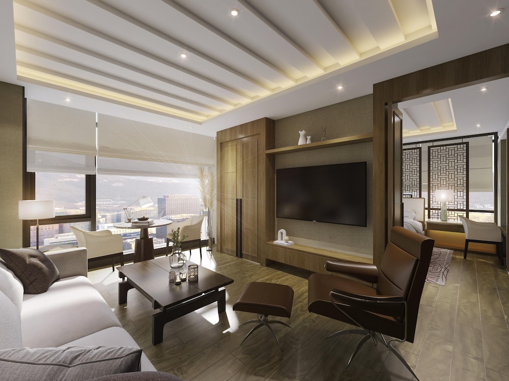 Suite, 1 King Bed (Ambassador)