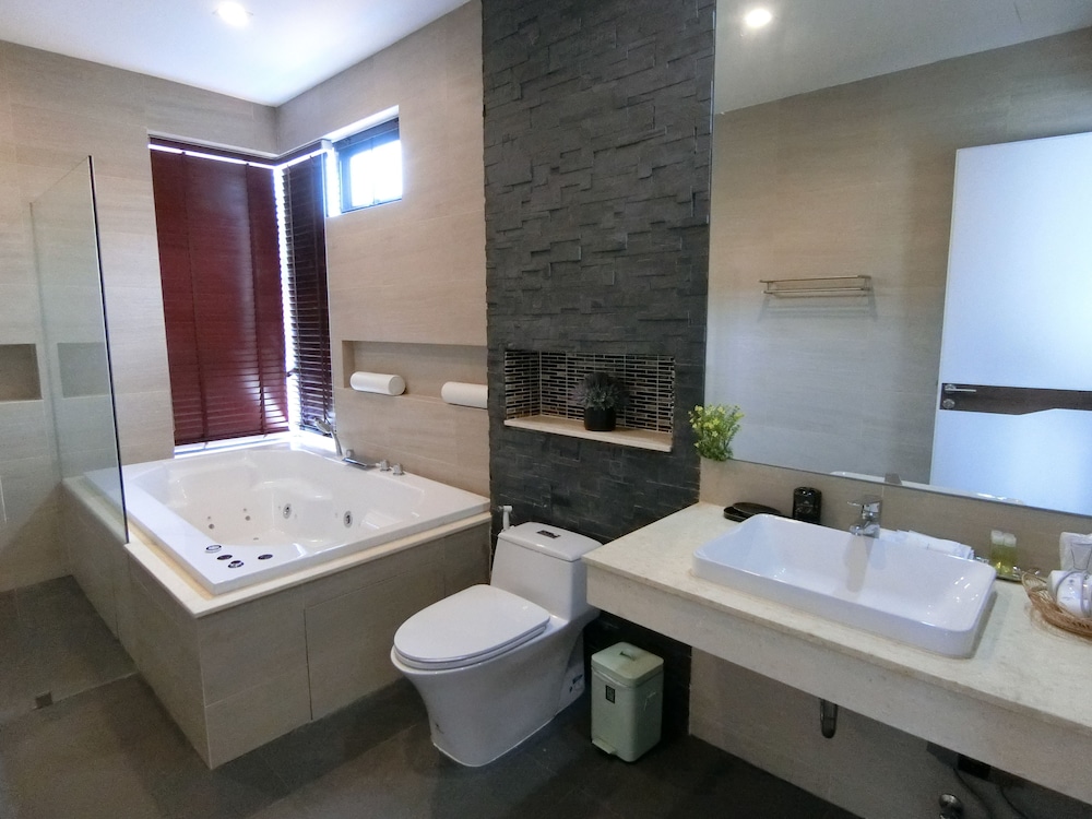 Premium Quadruple Room With Jacuzzi photo 2