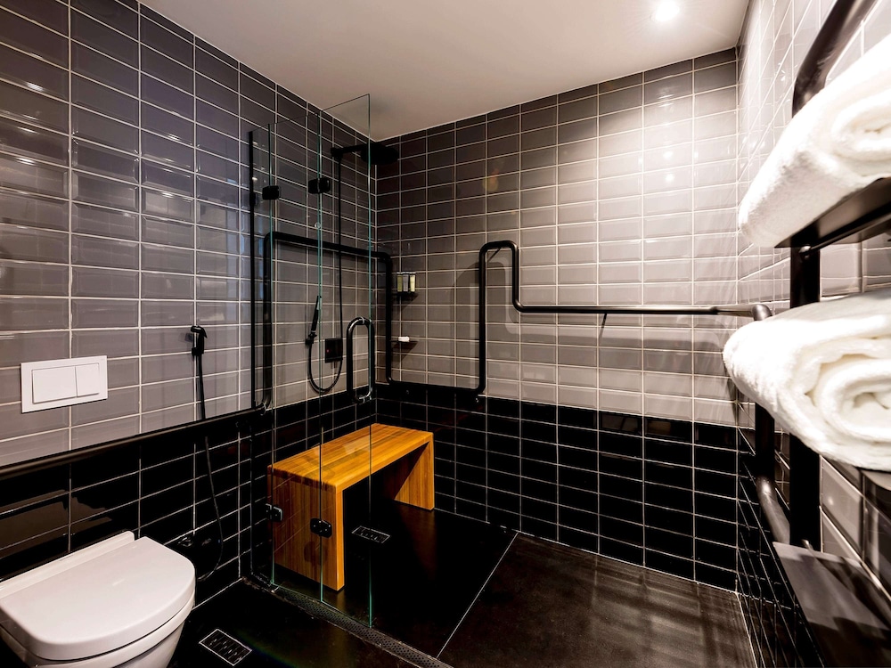 Executive Room, 1 Queen Bed (Adapted For Reduced Mobility) thumbnail 5