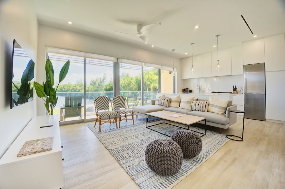 Deluxe Condo, 2 Bedrooms, Canal View