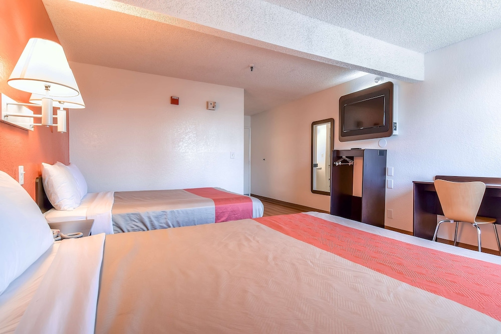 Standard Room, 2 Queen Beds, Non Smoking, Refrigerator & Microwave photo 3