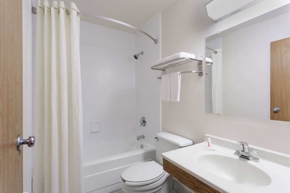 Standard Room, 1 Queen Bed - Photo 4