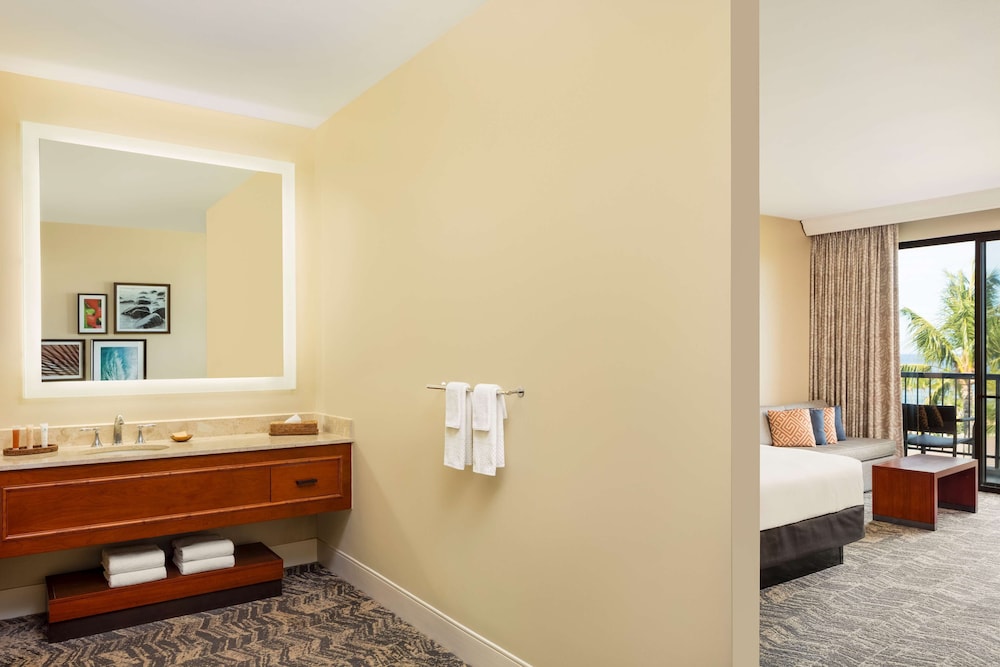 Palace Room, 1 King Bed, Resort View (Roll In Shower, Hearing) - Photo 11