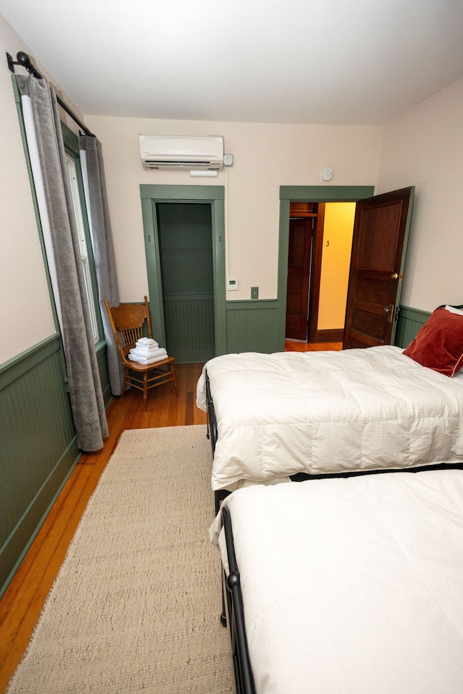 Suite, Shared Bathroom (Two Twin Beds) photo 2
