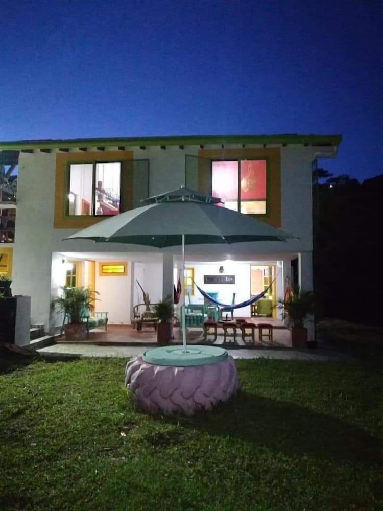 Basic Duplex, 2 Bedrooms, Kitchen, Garden Area photo 2