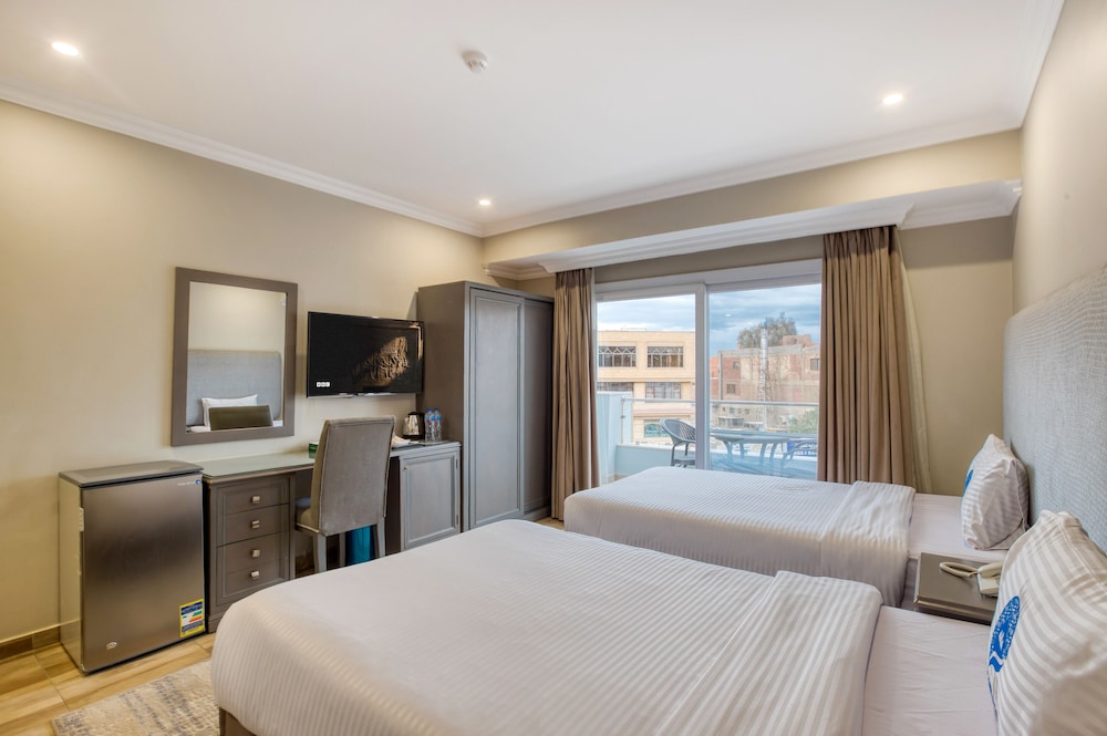 Superior Twin Room With Panoramic Pyramids View & Balcony - Photo 4