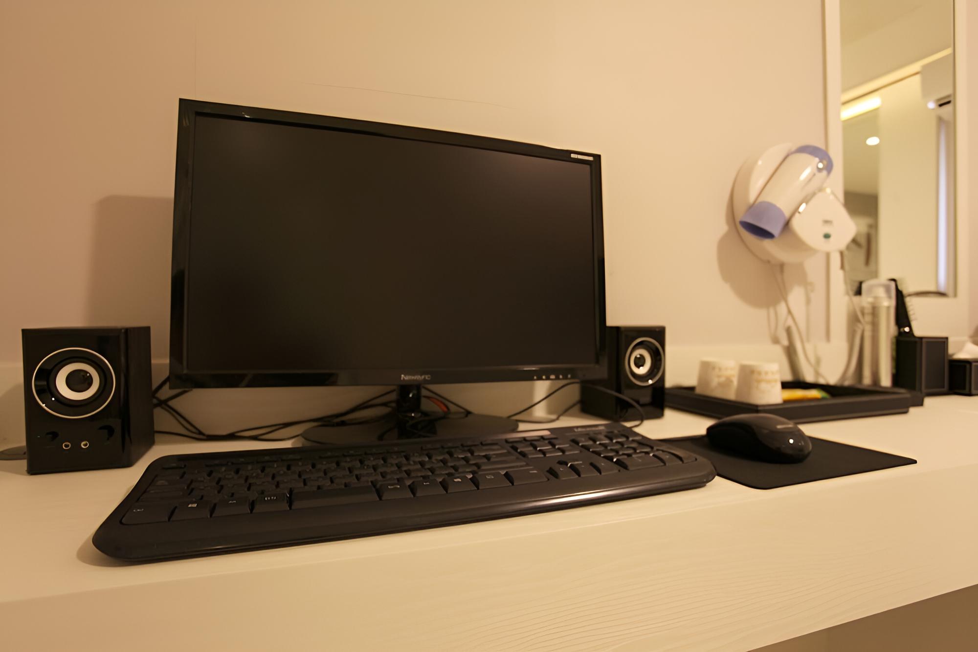 Room (Standard - B (Free Netflix viewing in) - Photo 15