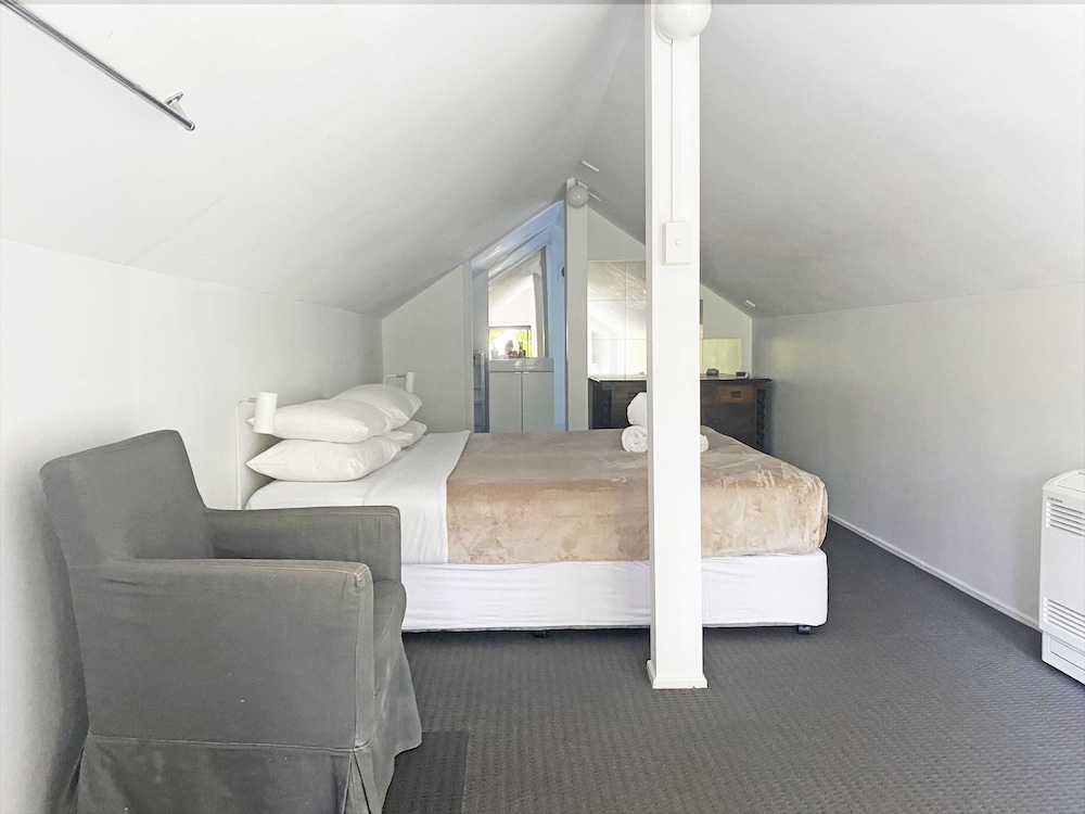 Self contained Studio minimum 2 nights