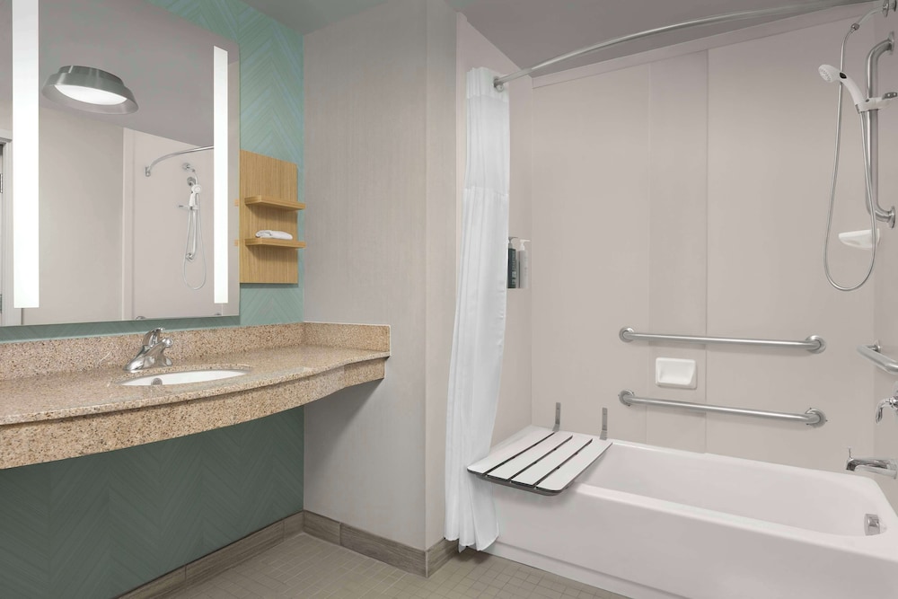 Room, 1 King Bed, Mobility/Hearing Accessible, Bathtub - Photo 5